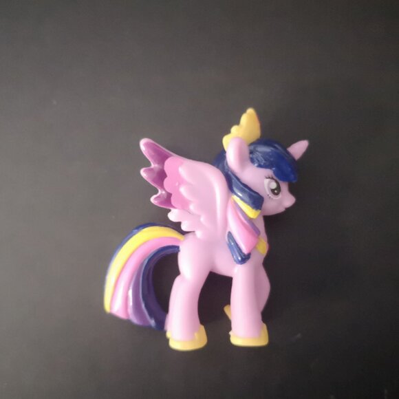 Collection of 8 Unique My Little Pony Action Figurines + Applejack's Bed - Picture 5 of 10